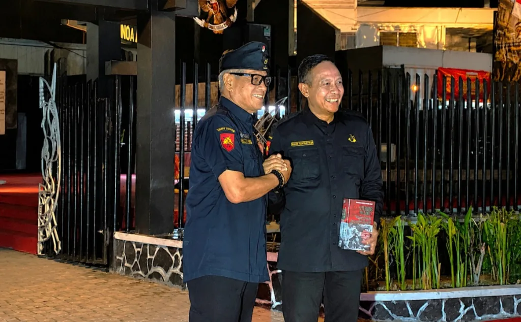 Foto: Redaksi (Prosesi pelantikan Wali Kota Malang Wahyu Hidayat oleh Pembina Pengurus Pusat MAS TRIP Mayjen Gadang di halaman TMP TRIP Kota Malang, Kamis (29/7/2026) malam.)