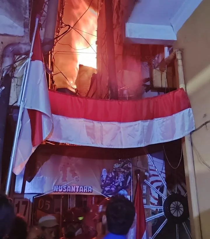 Foto UPT Damkar Kota Malang (Situasi kebakaran dan pemadaman oleh petugas UPT Damkar Kota Malang di sebuah rumah Jalan Kopral Usman Gang Masjid Kecamatan Klojen Kota Malang, Rabu (2972026) malam.)