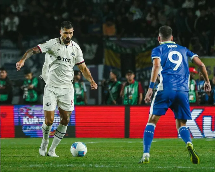 Persib tetap tampil dominan dengan sejumlah tekanan ke area pertahanan Singo Edan