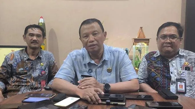 Foto: malangkota.go.id (Kabaghukum Setda Kota Malang Suparno didampingi Kadis PUPRPKP dan Kadiskominfo saat memberikan pernyataan resmi uji coba jalan tembus di Perum Griyashanta, Kamis (1672026) lalu.