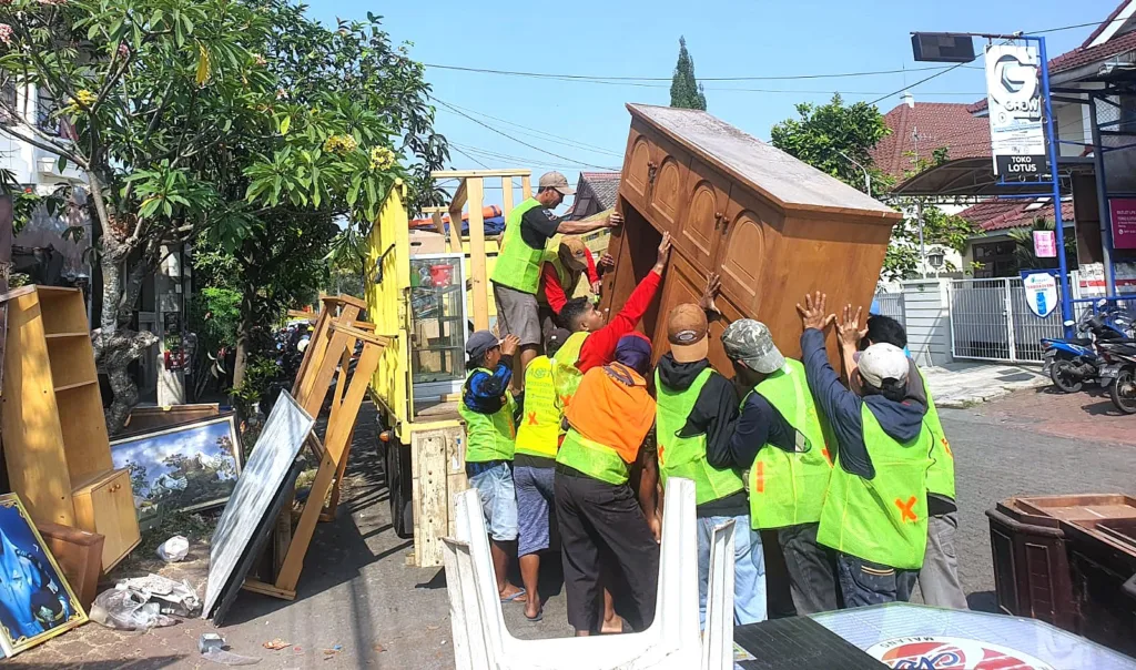 Foto: Redaksi Kabar Mbois (Proses eksekusi rumah seharga miliaran rupiah di kawasan perumahan elit Araya Kota Malang oleh PN Malang dan APH, Kamis (30/7/2026) pagi.)