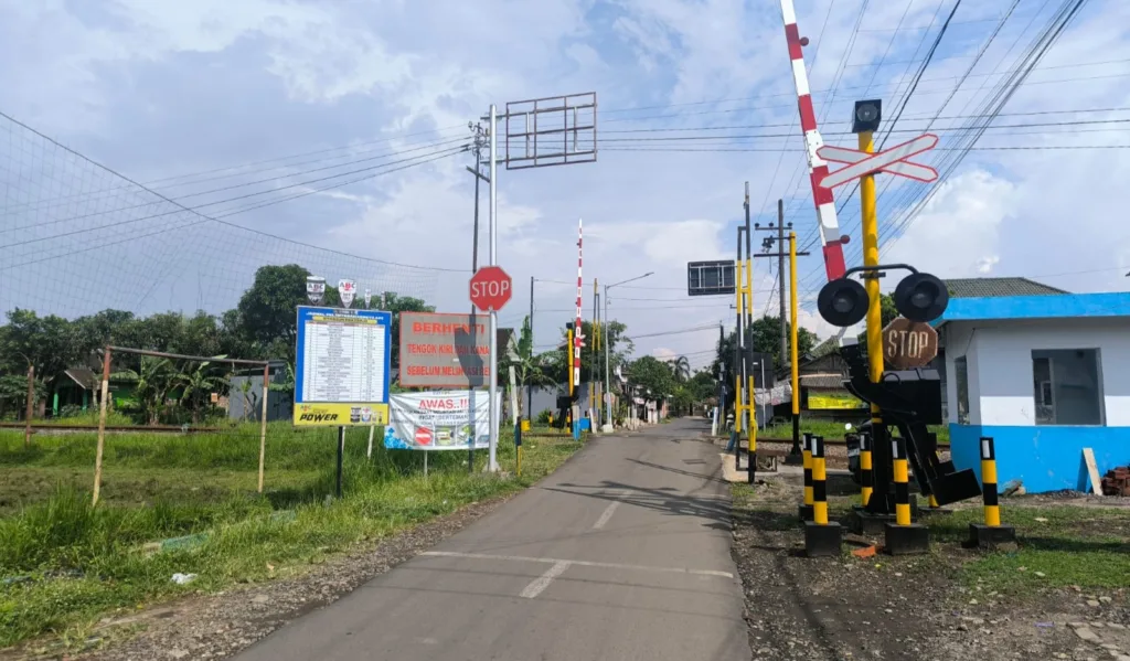Selama proses pekerjaan berlangsung, akses kendaraan di perlintasan tersebut akan ditutup sementara mulaih Senin malam nanti (pukul 22.00 WIB) hingga Selasa esok hari (pukul 05.00 WIB)