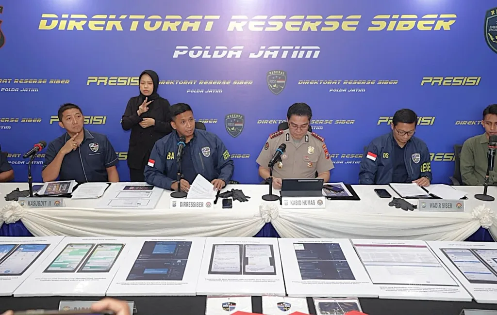 Tersangka sisipkan file yang merusak sistem keamanan, lalu menjual akses domain tersebut melalui akun Telegram bernama S-X MARKETS