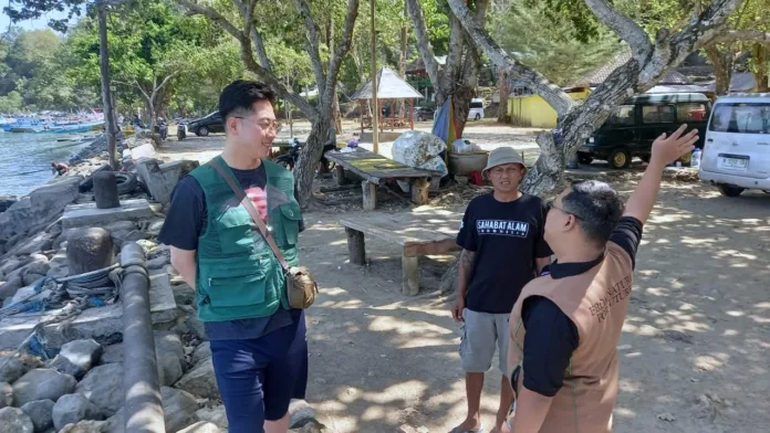 Foto Sahabat Alam Indonesia for Kabar Mbois Delegasi pegiat lingkungan Trash Center Korea Selatan saat berdialog dengan nelayan Pantai Sendang Biru, Kecamatan Sumawe Kabupaten Malang, Sabtu (1872026) lalu.