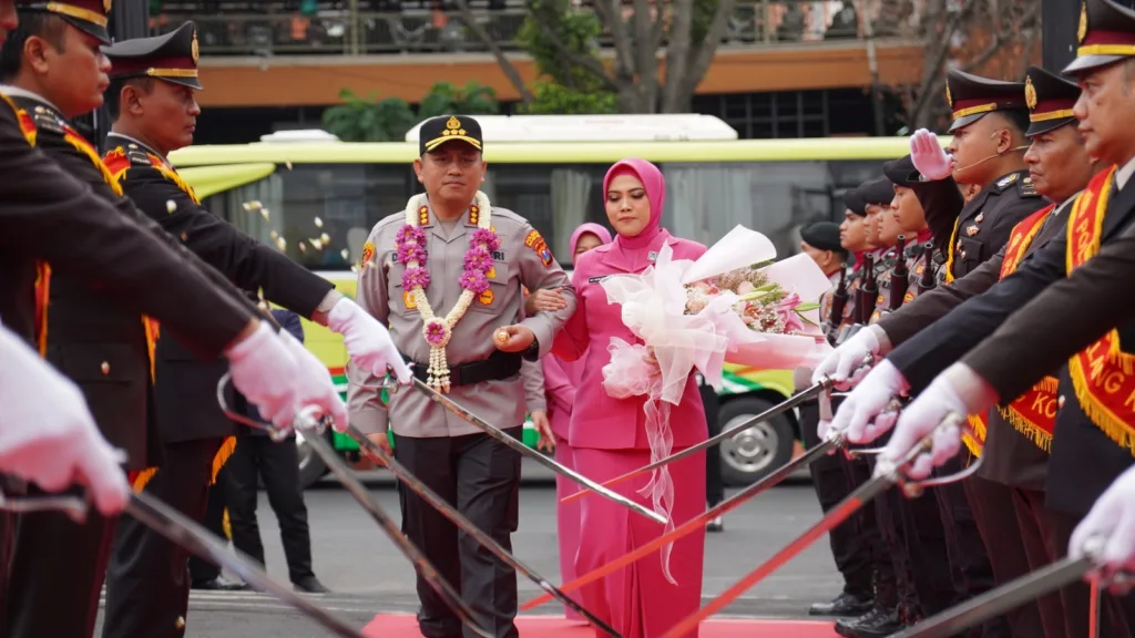 Kombes Pol. Danang dengan semangat siap melanjutkan program-program yang telah berjalan sekaligus meningkatkan kualitas pelayanan kepada masyarakat melalui kolaborasi, sinergi, dan soliditas seluruh personel.