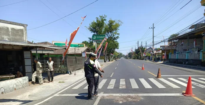 FOTO: SATLANTAS POLRES MALANG Petugas saat olah TKP kecelakaan lalu lintas melibatkan pikap menabrak anak SD di Jalan Raya Jatikerto, Kecamatan Kromengan, Kabupaten Malang, Rabu (12/8/2026).