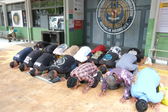 Sebanyak 1.752 warga binaan Lembaga Pemasyarakatan (Lapas) Kelas I Malang menerima Remisi Umum, Dari jumlah tersebut, 17 warga binaan langsung bebas setelah memperoleh Remisi Umum II (RU II).