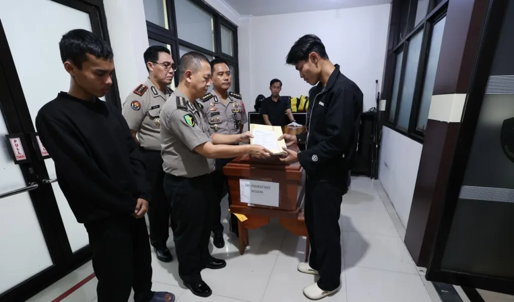 Tim DVI Polda Jatim Serahkan Dua Jenazah Korban KM Mutiara Sentosa II kepada Keluarga, Proses Identifikasi Berlanjut