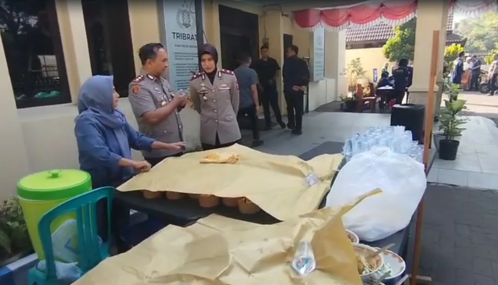 Bagi warga yang sedang melakukan perjalanan melalui kawasan menuju Terminal Arjosari, layanan tersebut menjadi kesempatan untuk beristirahat, makan, dan memeriksa kondisi kesehatan dalam satu rangkaian kegiatan