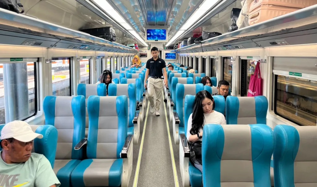 tingginya mobilitas melalui Stasiun Malang tidak terlepas dari beragam aktivitas masyarakat mulai Pendidikan, kunjungan hingga berwisata di Kota Malang dan wilayah Malang Raya