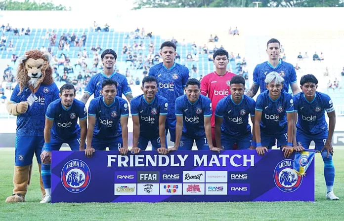 Foto: Arema FC (Anak asuh Marcos Santos berhasil menundukkan perlawanan anak asuh Kashartadi dalam laga uji coba di Stadion Kanjuruhan Kepanjen Kabupaten Malang, Sabtu (2282026) sore, dengan skor 2-0.)