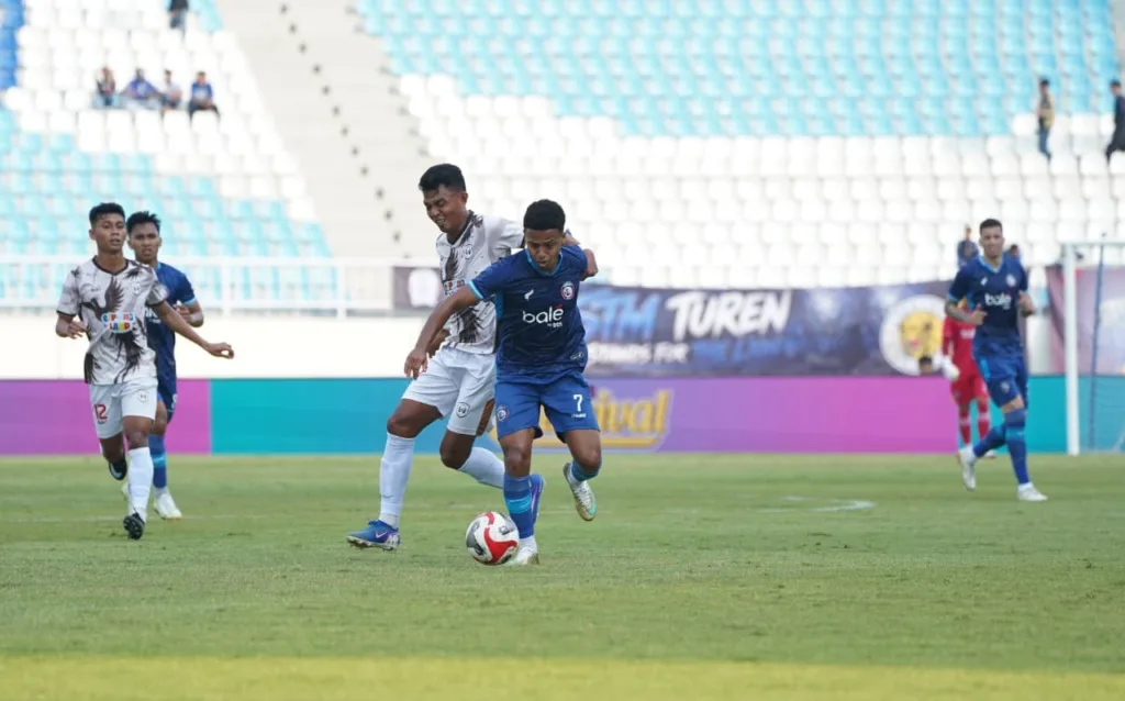 Pelatih Arema FC Marcos Vinicius Santos, menurunkan komposisi awal yang mengandalkan Diego Landis dan Walisson Maia di jantung pertahanan