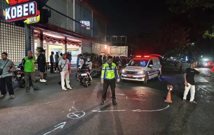 Foto Dokumen Unit Gakkum Satlantas Polresta Malang Kota (Petugas kepolisian saat melakukan olah TKP laka lantas maut di Jalan Sulfat Tengah Kecamatan Blimbing Kota Malang, Senin (3182026) dini hari.)