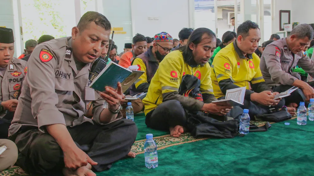 
Peringatan Maulid diisi pembacaan Surat Yasin dan sholawat, tausiah Pengasuh Ponpes Darul Faqih Malang Dr. KH. Faris Khoirul Anam doa bersama, santunan anak yatim, serta pemberian bingkisan kepada driver ojol
