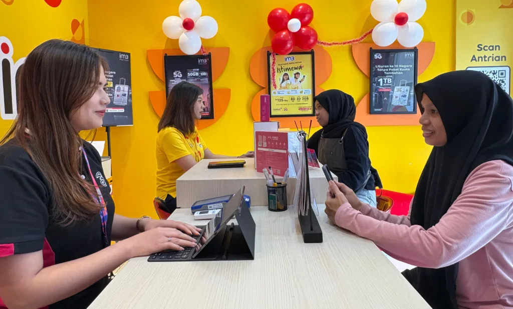 Pelanggan dapat memperoleh sejumlah layanan di lokasi tersebut, mulai dari penggantian kartu SIM, peningkatan layanan 4G dan 5G, pengaturan eSIM, registrasi kartu prabayar, hingga bantuan registrasi kartu SIM baru melalui proses verifikasi biometrik
