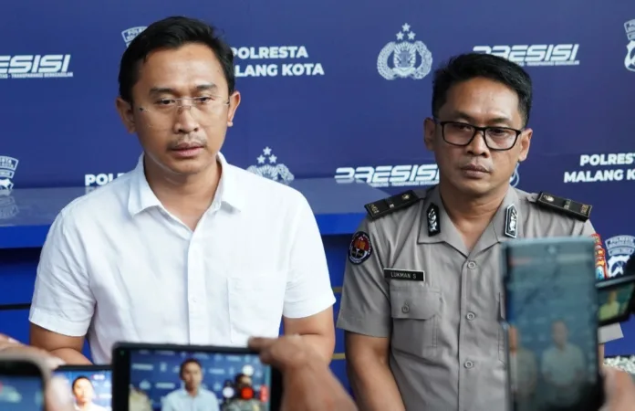 Kasatreskrim Polresta Malang Kota Kompol Rahmad Aji Prabowo, didampingi Kasihumas Ipda Lukman Sobhikin. Penyidik menjerat tersangka dengan ketentuan Pasal 6 huruf C Undang-Undang Nomor 12 Tahun 2022 serta Pasal 415 KUHP sebagaimana diatur dalam Undang-Undang Nomor 1 Tahun 2023, sesuai hasil penyidikan dan konstruksi perkara. (Rabu, 19/08/2026)