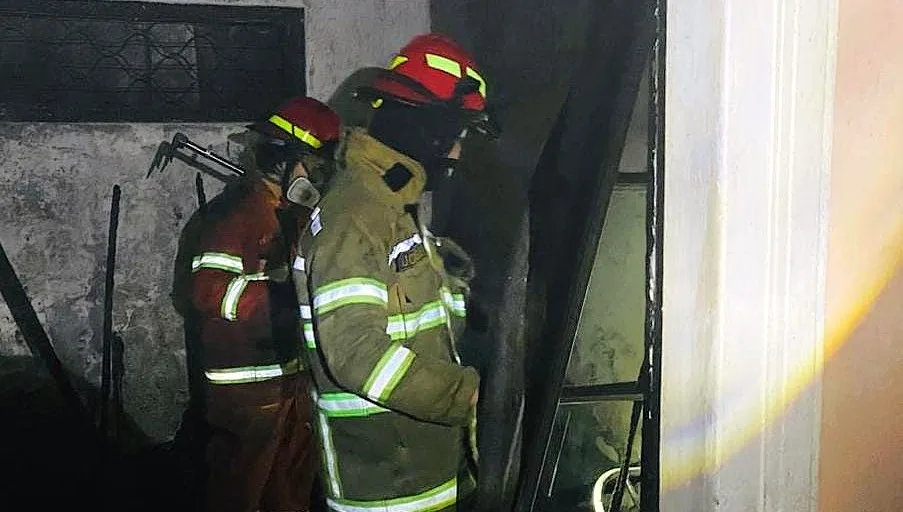 Foto: Dokumen UPT PMK Kota Malang (Petugas UPT PMK Kota Malang saat melakukan pembasahan di sebuah rumah kosong yang terbakar di Jalan Halmahera Nomor 50, Kelurahan Kasin, Kecamatan Klojen, Kota Malang, Sabtu Sore (29/8/2026)