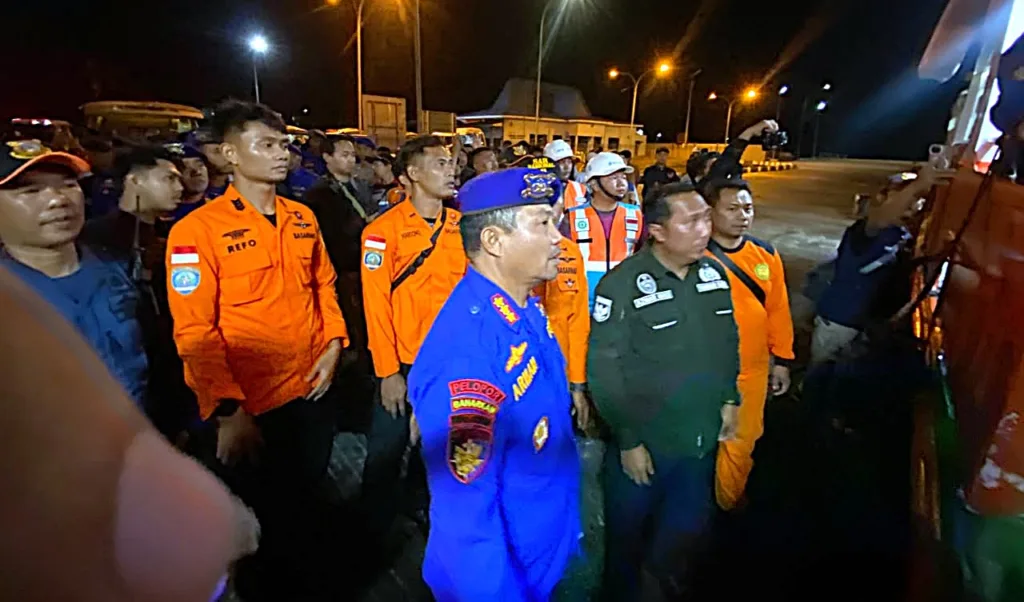 Prioritas utama penugasan 30 personel SAR Ditpolairud. sisir area sekitar KMP Mutiara Sentosa 2, menyelamatkan penumpang yang masih bertahan, evakuasi korban ke posko kesehatan terdekat