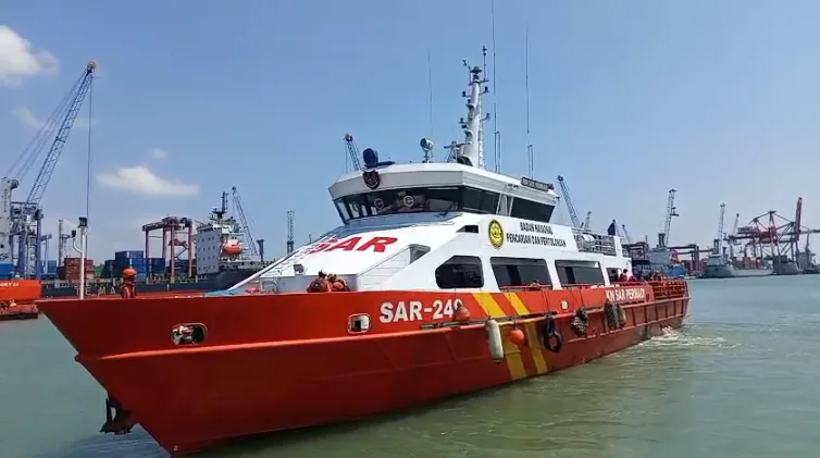 Berdasarkan hasil koordinasi dengan SROP Kalianget dan informasi dari Kapal Meratus Project 3 yang berada di sekitar lokasi, KMP Mutiara Santosa 2 diketahui berada sekitar 19 Nautical Miles (NM) di utara Pulau Buruan, Sapudi