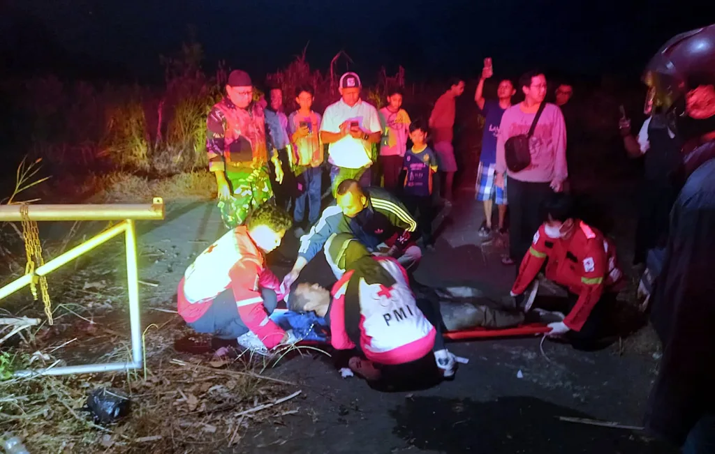 Foto: Dokumen Polsek Kedungkandang (Petugas kepolisia dan tim medis saat melakukan evakuasi korban aksi pembacokan di kawasan Jalan Palmerah XV Kecamatan Kedungkandang Kota Malang, Sabtu (29/8/2026) malam.)
