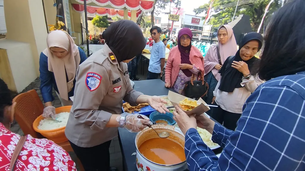MBG dan Cek Kesehatan Gratis Polresta Malang Kota Digelar Polsek Blimbing, Sasar Warga di Jalur Terminal Arjosari