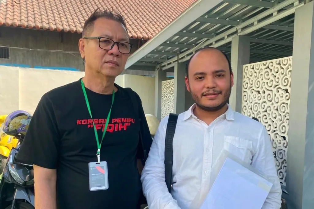 Foto : Redaksi Kabar Mbois (Korban penipuan investasi bodong Titi (kiri) didampingi tim hukumnya Hasyimi mengaku kecewa usai menjalani sidang putusan di PN Malang, Rabu (5/8/2026) siang.