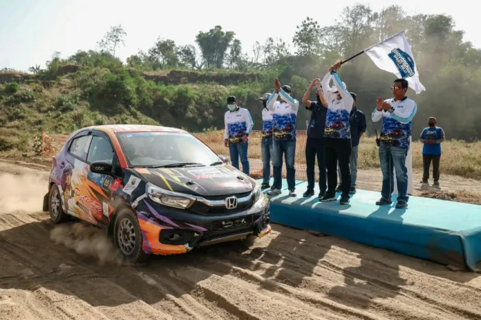 Kapolda Jawa Timur Irjen Pol Nanang Avianto resmi membuka Kejuaraan Nasional (Kejurnas) Bhayangkara Sprint Rally 2026 Putaran ke-3 di Sirkuit Horse Racing Ki Ageng Astro Joyo, Kejayan, Kabupaten Pasuruan, Sabtu (29/8/2026)