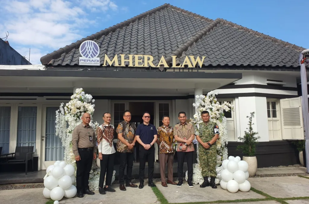 Foto: Dokumen Redaksi Kabar Mbois (Prosesi peresmian simbolis kantor MHERA LAW oleh Malvin Hariyanto bersama dengan Brigjen Pol Singgamata dan Letkol Cpm Sintong di kawasan Jalan Baluran Nomor 2 Kota Malang, Jumat (28/8/2026) sore.)
