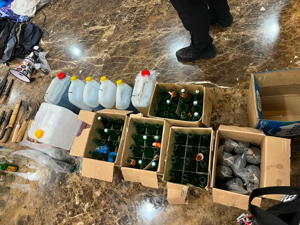 Dari kegiatan tersebut, petugas mengamankan 39 senjata tajam, dua unit airsoft gun, satu tabung gas airsoft gun, gotri, tiga stik golf, tujuh jeriken berisi bensin, serta 201 botol kaca berikut sumbu