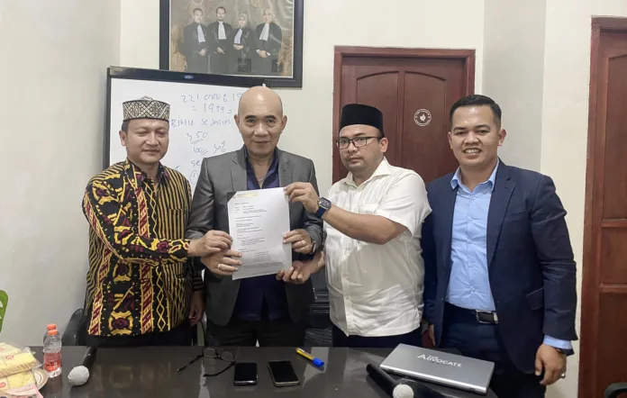 Foto: Redaksi Kabar Mbois (Perwakilan PIH KBIHU Gus Fahmi (dua dari kiri), Gus Sobri (kanan) dan kuasa hukumnya Surjono (dua dari kanan) beserta timnya menunjukkan surat somasi yang dilayangkan ke Kemenhaj RI, Rabu (23/9/2026) siang.)