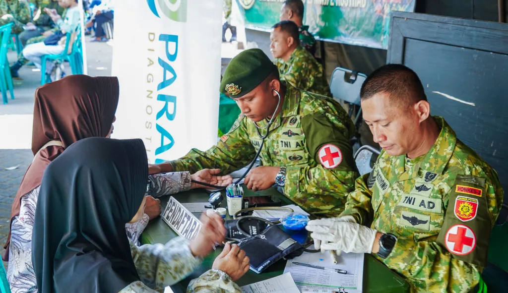 Warga Serbu Bazar Murah dan Layanan Gratis, Divif 2 Kostrad Bawa Manfaat HUT ke-81 TNI ke Tengah Rakyat