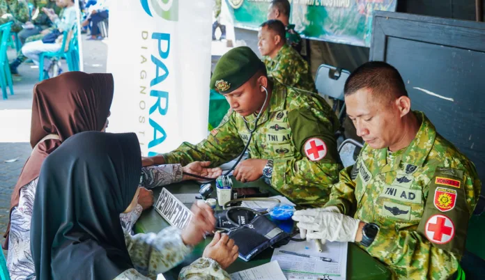 Warga Serbu Bazar Murah dan Layanan Gratis, Divif 2 Kostrad Bawa Manfaat HUT ke-81 TNI ke Tengah Rakyat