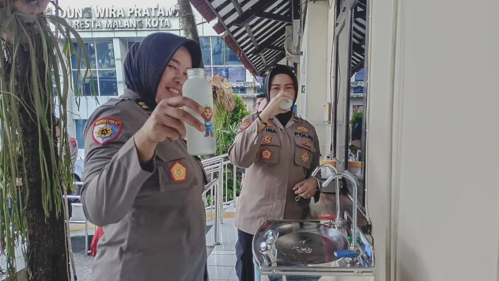 Pantuan dilokasi tampak Wali Kota Wahyu, Kapolresta Danang, Kabagren Kompol Diana dan anggota mencoba langsung mencicipi ASM