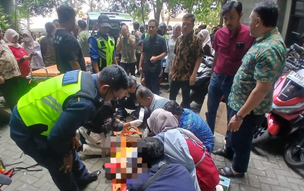 Proses penanganan mahasiswa yabg ditemukan tergeletak dalam kondisi terluka di halaman Gedung A Fakultas Bio-Industri Pertanian dan Kehutanan (FBiPK) UB yang diduga lompat dari jendela lantai 6 gedung oleh tim medis dan petugas kepolisian, Kamis (10/9/2026) pagi. Foto: Istimewa