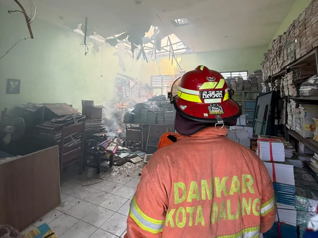 Kebakaran SMPN 7 Kota Malang Ditangani Cepat, Damkar Pastikan Tak Ada Api Tersembunyi