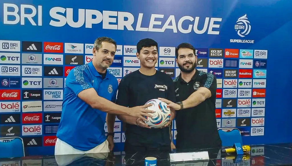 Arema FC membawa ambisi memanfaatkan status sebagai tuan rumah sekaligus mengulang kemenangan atas Persik Kediri di kandang pada musim lalu.