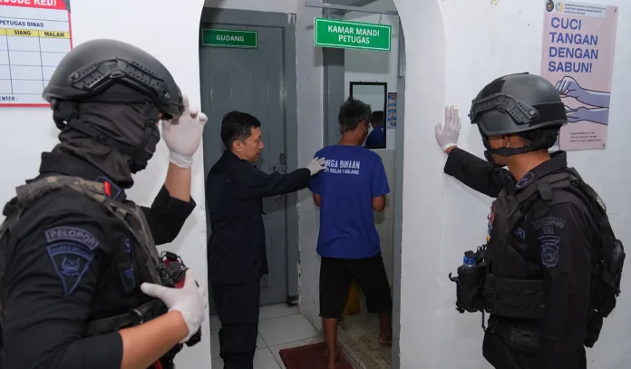 Lapas Kelas I Malang kembali memperkuat pengawasan terhadap peredaran barang terlarang dengan menggelar razia gabungan dan tes urine bagi warga binaan