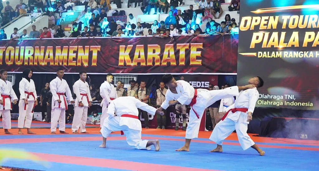 Foto: Beberapa Peserta diantara Ribuan Karateka Padati GOR Ken Arok, Pangdivif 2 Kostrad Buka Open Tournament Karate Piala Panglima TNI 2026
