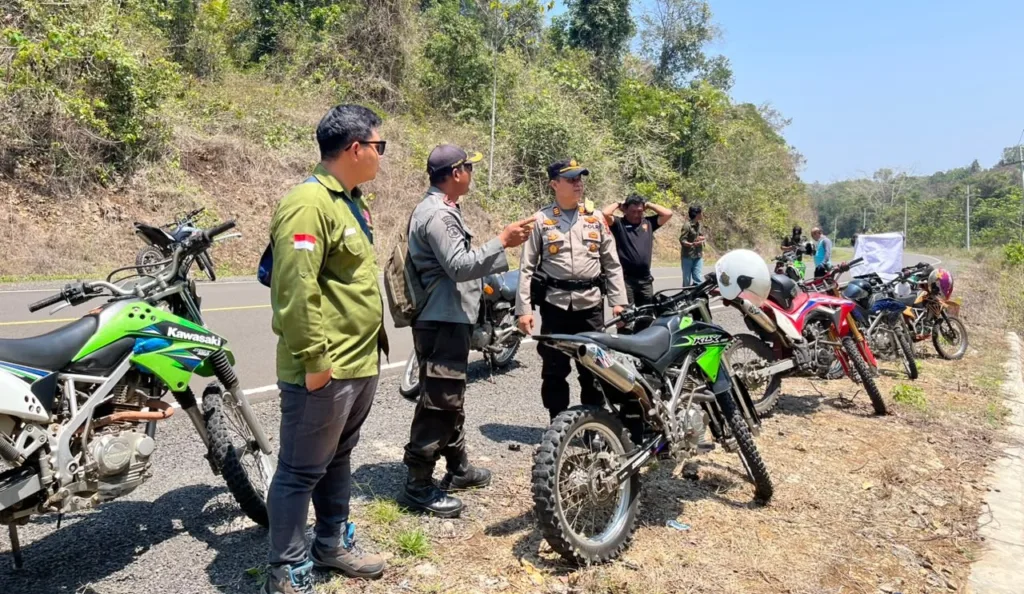Personel kepolisian bersama instansi lintas sektor, kata Budiono, terus melakukan pemantauan terhadap kondisi kawasan hutan, termasuk serasah daun dan ranting yang mengering serta aktivitas masyarakat di sekitar kawasan rawan