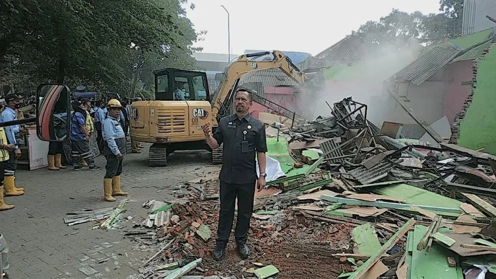 Bangunan Liar Membandel di RTH Dibongkar Paksa, DLH Kota Malamg Sudah Berulang Kali Dikomunikasikan