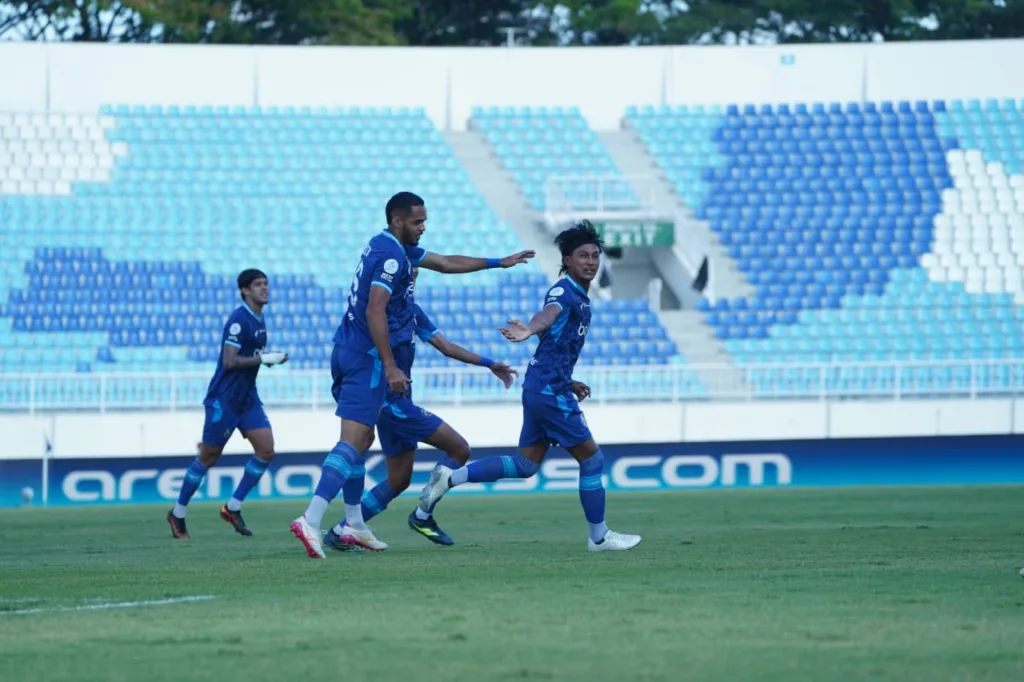 Foto Arema FC (Arema FC berhasil menundukkan perlawanan Isenmulang Kalteng FC di laga pembuka BRI Super League 20262027 di Stadion Kanjuruhan Kepanjen Kabupaten Malang, Jumat (492026) sore.)