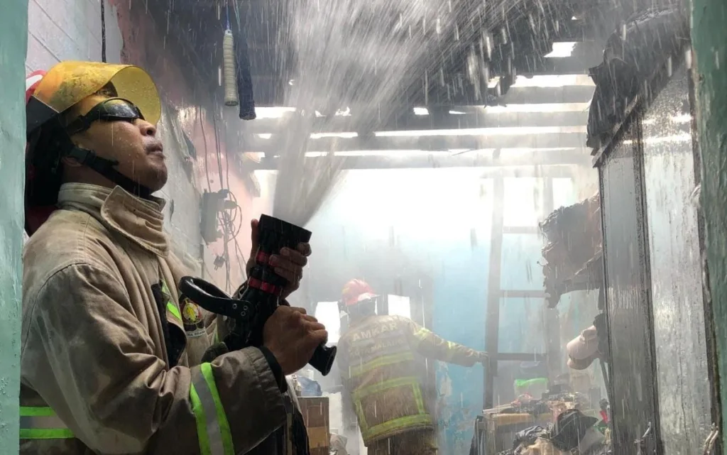 Foto Dok. UPT PMK Kota Malang (Proses pembasahan dan pemadaman dapur rumah yang terbakar di Jalan Sukun Gempol, Kecamatan Sukun, Kota Malang, Senin (792026) pagi.)