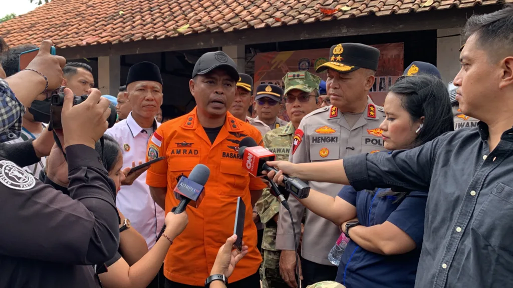 Hari kedua ini area pencarian kami perluas dengan membagi tim ke beberapa sektor. Seluruh unsur dan sarana kami optimalkan
