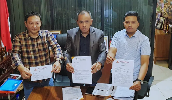 Foto: Redaksi Kabar Mbois (Kontraktor Iwan (kiri) didampingi kuasa hukumnya Yayan Riyanto (tengah) dam timnya saat memberikan keterangan di kantornya, Selasa (8/9/2026) sore.)