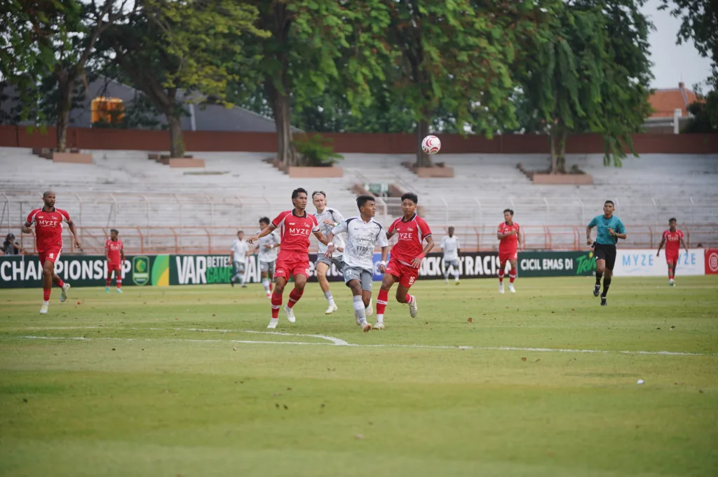 De Red FC tampil efektif pada paruh pertama dan mampu mencetak tiga gol, sementara RANS Nusantara FC baru menemukan momentum setelah turun minum