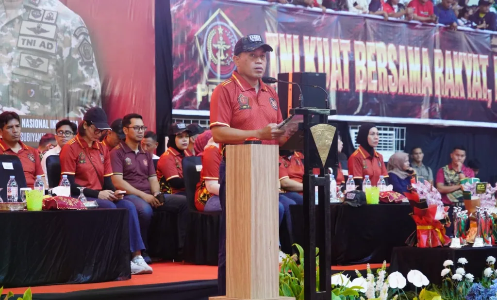 Pangdivif 2 Kostrad membuka Open Tornament Karate Piala Panglima TNI 2026 di GOR Ken Arok Kota Malang,Senin (289) pagi.