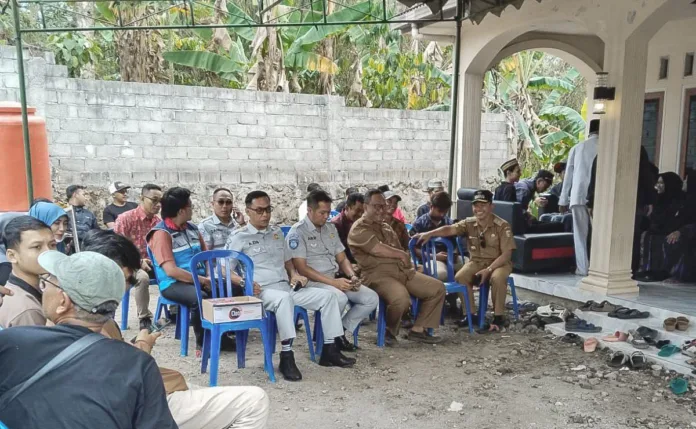 Pemerintah Kecamatan Ngantang saat berkunjung ke rumah duka yang dipulangkan ke Desa Krisik, Kecamatan Gandusari, Kabupaten Blitar.