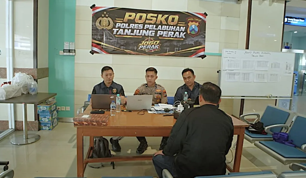 Posko tersebut menjadi pusat informasi dan pengaduan bagi keluarga yang membutuhkan kepastian mengenai keberadaan kerabat mereka yang diduga berada di dalam kapal