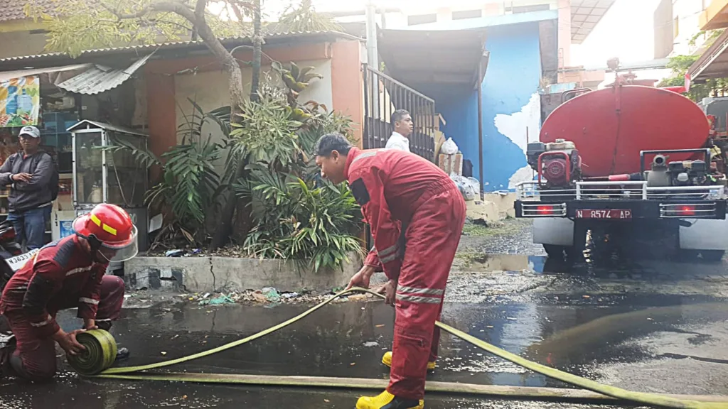 Hingga pukul 16.00 WIB, proses pemadaman masih berlangsung. Personel damkar juga melakukan upaya pendinginan untuk memastikan tidak ada bara api yang kembali menyala