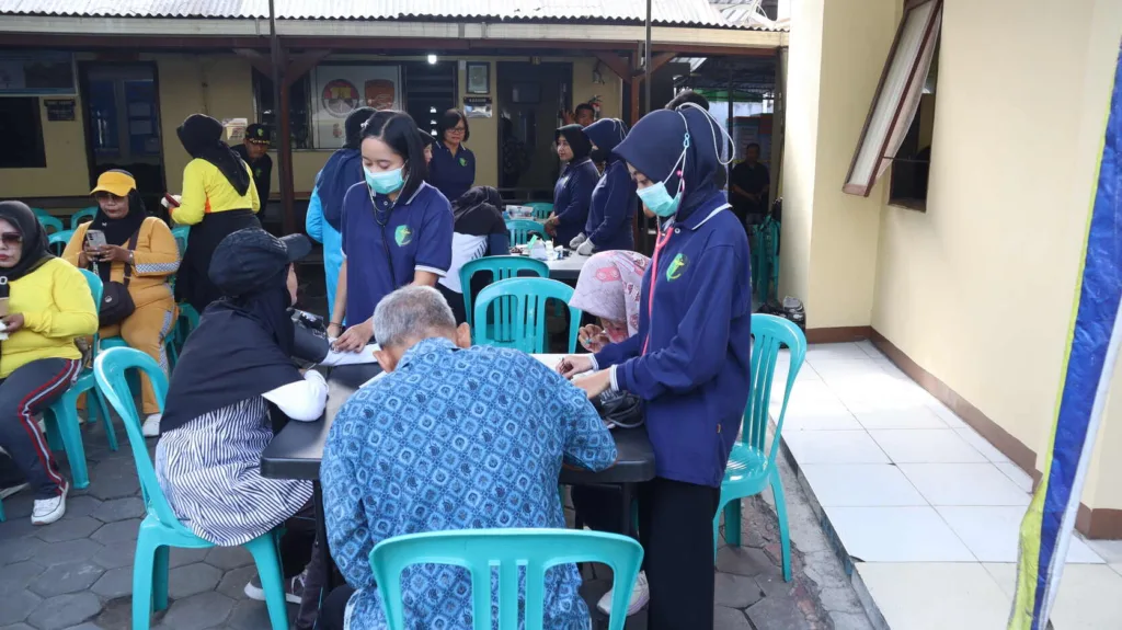 Program pelayanan masyarakat ini merupakan kegiatan rutin Polresta Malang Kota yang dilaksanakan setiap hari Jumat dengan lokasi yang bergantian di sejumlah Polsek jajaran
